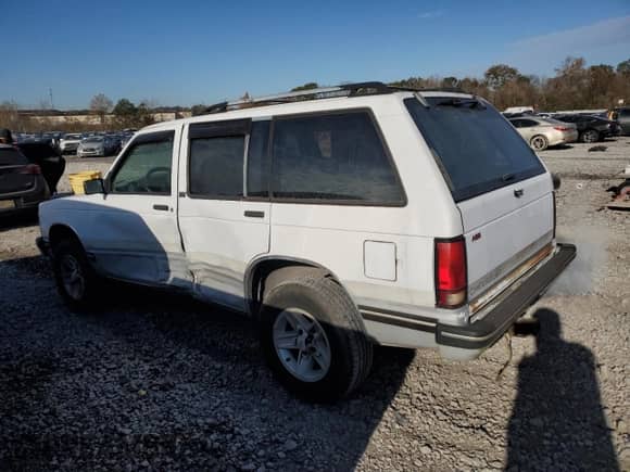 1993 Chevrolet Blazer с VIN 1GNCS13W2P2176146, выставлен на аукционе Copart как лот 83377744 с пробегом 135 816 миль миль и На запчасти • Non repairable. История ставок и продаж доступна на DreamBid. Изображение 2.