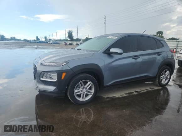 2021 Hyundai Kona SE z VIN KM8K12AA4MU639985, wystawiony jako Copart lot #82145535 z przebiegiem 94 877 mil mil oraz Czysty tytuł • Clean title. Historia ofert i sprzedaży dostępna na DreamBid. Obrazek 1.