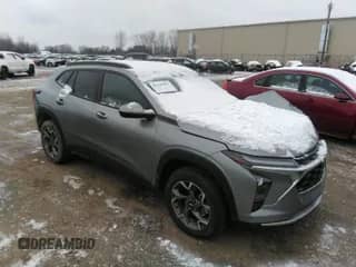 2025 Chevrolet Trax LT с VIN KL77LHEP5SC008734, выставлен на аукционе IAAI как лот 41227025 с пробегом 6 638 миль миль и . История ставок и продаж доступна на DreamBid. Изображение 1.