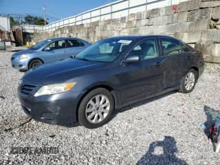 2011 Toyota Camry LE z VIN 4T4BF3EK2BR140227, wystawiony jako Copart lot #81824545 z przebiegiem 181 165 mil mil oraz Szkoda całkowita • Salvage title. Historia ofert i sprzedaży dostępna na DreamBid. Obrazek 1.