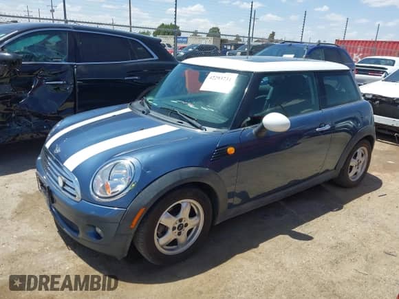 2009 MINI Hardtop with VIN WMWMF33509TW78295, listed as a IAAI auction lot 42293731 with 105,109 mi miles and . Bid and sale history available at DreamBid. Image 2.