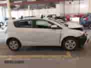 2015 Chevrolet Sonic LS z VIN 1G1JB6SG0F4161647, wystawiony jako IAAI lot #42790339 z przebiegiem 96 936 mil mil oraz . Historia ofert i sprzedaży dostępna na DreamBid. Obrazek 13.