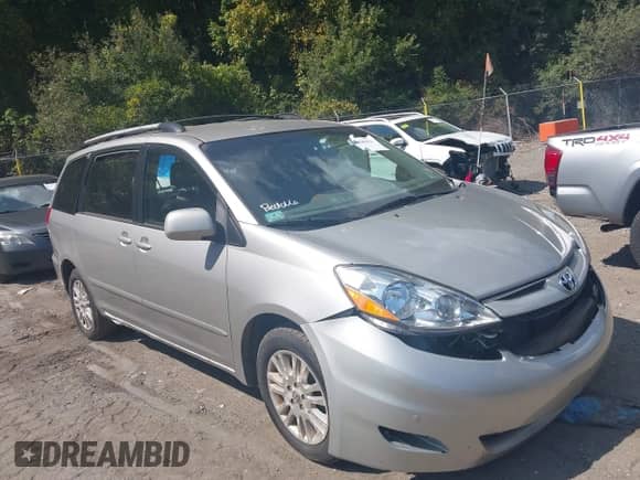 2008 Toyota Sienna XLE z VIN 5TDBK22C08S019999, wystawiony jako IAAI lot #43180038 z przebiegiem 218 337 mil mil oraz . Historia ofert i sprzedaży dostępna na DreamBid. Obrazek 1.