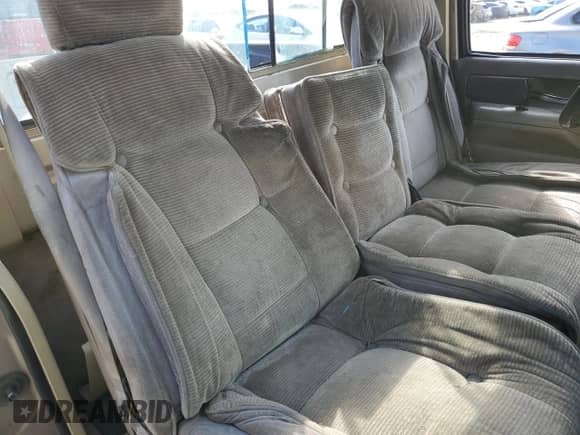 1989 GMC Sierra 1500 z VIN 1GTDC14K1KZ510561, wystawiony jako Copart lot #46184125 z przebiegiem 158 159 mil mil oraz Czysty tytuł • Clean title. Historia ofert i sprzedaży dostępna na DreamBid. Obrazek 10.