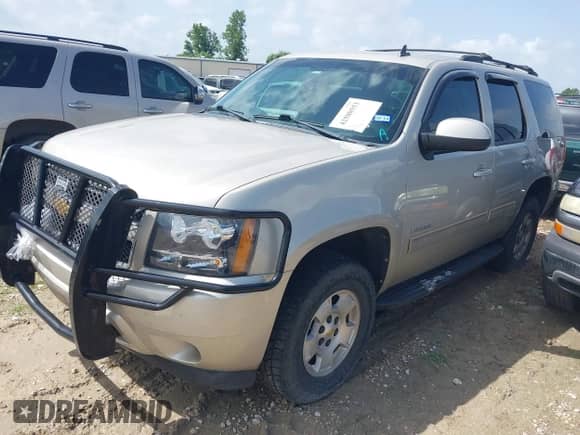 2013 Chevrolet Tahoe LS z VIN 1GNSCAE09DR184197, wystawiony jako IAAI lot #42588553 z przebiegiem 137 205 mil mil oraz . Historia ofert i sprzedaży dostępna na DreamBid. Obrazek 2.