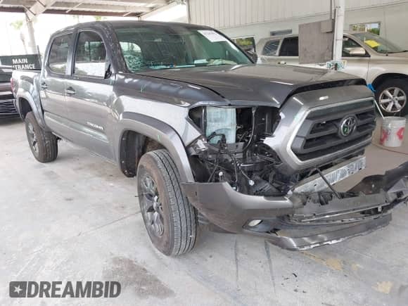 2023 Toyota Tacoma SR5 z VIN 3TMAZ5CN4PM206492, wystawiony jako IAAI lot #43245492 z przebiegiem 38 089 mil mil oraz . Historia ofert i sprzedaży dostępna na DreamBid. Obrazek 1.