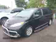 2014 Toyota Sienna XLE z VIN 5TDYK3DC8ES469750, wystawiony jako IAAI lot #43174341 z przebiegiem 109 942 mil mil oraz . Historia ofert i sprzedaży dostępna na DreamBid. Obrazek 2.