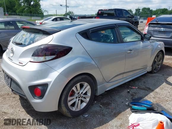 2013 Hyundai Veloster Turbo z VIN KMHTC6AE3DU136005, wystawiony jako IAAI lot #42243308 z przebiegiem 118 257 mil mil oraz . Historia ofert i sprzedaży dostępna na DreamBid. Obrazek 4.