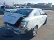 2013 Chevrolet Sonic LT z VIN 1G1JC5SG1D4163184, wystawiony jako IAAI lot #43299118 z przebiegiem 131 205 mil mil oraz . Historia ofert i sprzedaży dostępna na DreamBid. Obrazek 4.