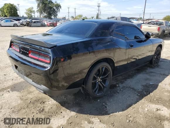 2018 Dodge Challenger SXT with VIN 2C3CDZAG4JH262963, listed as a Copart auction lot 82644895 with 99,931 mi miles and Clean title. Bid and sale history available at DreamBid. Image 3.