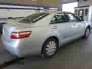 2007 Toyota Camry CE z VIN 4T1BE46K57U541165, wystawiony jako Copart lot #82333615 z przebiegiem 148 405 mil mil oraz Szkoda całkowita • Salvage title. Historia ofert i sprzedaży dostępna na DreamBid. Obrazek 3.