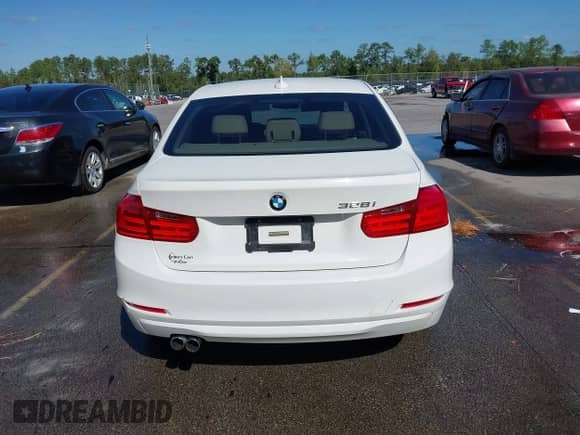 2015 BMW 3 Series 328i z VIN WBA3A5G55FNS83643, wystawiony jako IAAI lot #43337244 z przebiegiem 129 122 mil mil oraz . Historia ofert i sprzedaży dostępna na DreamBid. Obrazek 16.