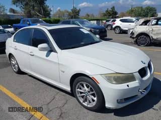 2010 BMW 3 Series 328i z VIN WBAPH5G5XANM70754, wystawiony jako IAAI lot #43304619 z przebiegiem 105 826 mil mil oraz . Historia ofert i sprzedaży dostępna na DreamBid. Obrazek 1.