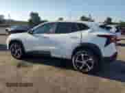 2024 Chevrolet Trax 1RS z VIN KL77LGE28RC074719, wystawiony jako Copart lot #70334895 z przebiegiem 33 483 mil mil oraz Szkoda całkowita • Salvage title. Historia ofert i sprzedaży dostępna na DreamBid. Obrazek 2.