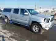 2013 Toyota Tacoma PreRunner z VIN 3TMKU4HN8DM034338, wystawiony jako IAAI lot #41808842 z przebiegiem 142 012 mil mil oraz . Historia ofert i sprzedaży dostępna na DreamBid. Obrazek 1.