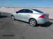 2012 Volvo S60 T5 с VIN YV1622FSXC2051873, выставлен на аукционе IAAI как лот 43013409 с пробегом 94 721 миль миль и . История ставок и продаж доступна на DreamBid. Изображение 3.