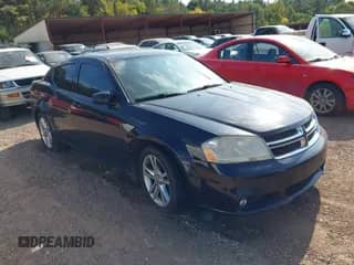 2013 Dodge Avenger SXT z VIN 1C3CDZCB5DN652306, wystawiony jako IAAI lot #43158925 z przebiegiem 197 950 mil mil oraz . Historia ofert i sprzedaży dostępna na DreamBid. Obrazek 1.