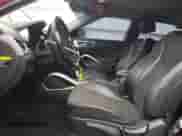 2014 Hyundai Veloster z VIN KMHTC6ADXEU216720, wystawiony jako Copart lot #67971295 z przebiegiem 81 777 mil mil oraz Szkoda całkowita • Salvage title. Historia ofert i sprzedaży dostępna na DreamBid. Obrazek 7.