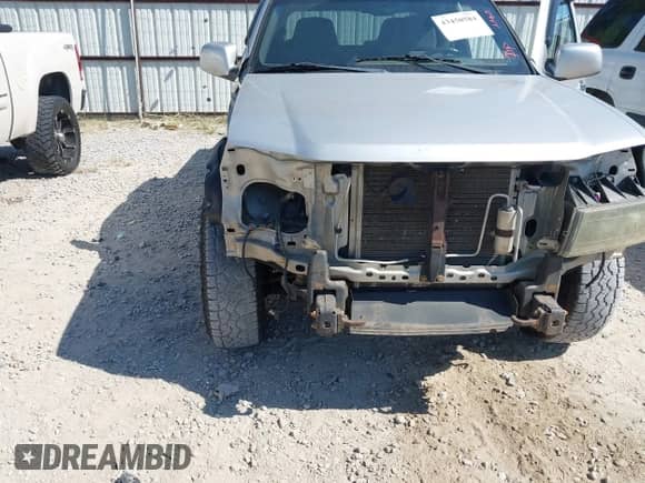 2010 Chevrolet Colorado 1LT z VIN 1GCJTCDE0A8138854, wystawiony jako IAAI lot #43450584 z przebiegiem 275 389 mil mil oraz . Historia ofert i sprzedaży dostępna na DreamBid. Obrazek 6.