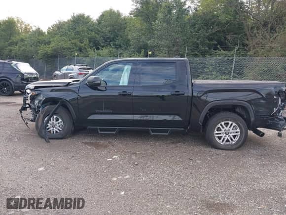 2025 Toyota Tundra SR with VIN 5TFLA5DB9SX319619, listed as a IAAI auction lot 43321211 with 1,800 mi miles and . Bid and sale history available at DreamBid. Image 15.