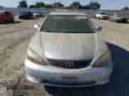 2005 Toyota Camry LE z VIN 4T1BE30K55U549024, wystawiony jako Copart lot #64821745 z przebiegiem 201 023 mil mil oraz Czysty tytuł • Clean title. Historia ofert i sprzedaży dostępna na DreamBid. Obrazek 5.