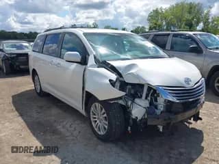 2017 Toyota Sienna XLE Auto Access Seat z VIN 5TDYZ3DC6HS824804, wystawiony jako IAAI lot #43068447 z przebiegiem 120 428 mil mil oraz . Historia ofert i sprzedaży dostępna na DreamBid. Obrazek 1.