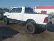 2017 Ram 1500 Rebel z VIN 1C6RR7YT2HS588558, wystawiony jako IAAI lot #43209020 z przebiegiem 179 267 mil mil oraz . Historia ofert i sprzedaży dostępna na DreamBid. Obrazek 3.