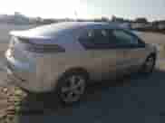 2015 Chevrolet Volt z VIN 1G1RA6E42FU103031, wystawiony jako Copart lot #66870243 z przebiegiem 81 606 mil mil oraz . Historia ofert i sprzedaży dostępna na DreamBid. Obrazek 3.