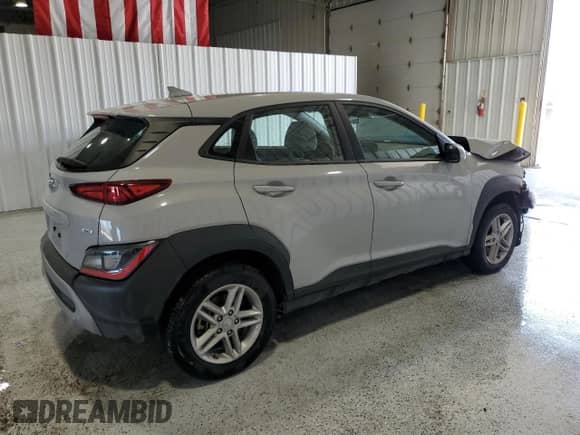 2022 Hyundai Kona SE z VIN KM8K2CAB1NU792305, wystawiony jako Copart lot #48999245 z przebiegiem 57 554 mil mil oraz Czysty tytuł • Clean title. Historia ofert i sprzedaży dostępna na DreamBid. Obrazek 3.
