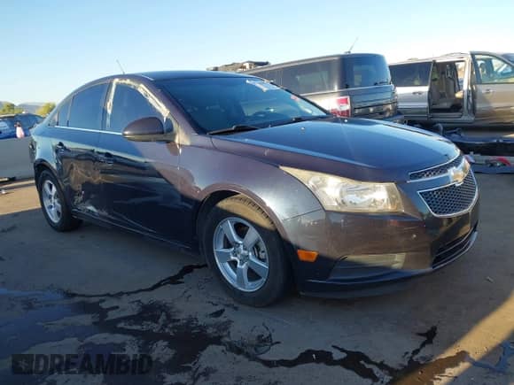 2014 Chevrolet Cruze 1LT z VIN 1G1PC5SB0E7306270, wystawiony jako IAAI lot #43335671 z przebiegiem 125 429 mil mil oraz . Historia ofert i sprzedaży dostępna na DreamBid. Obrazek 1.