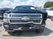 2015 Chevrolet Silverado 1500 High Country z VIN 3GCPCTEC9FG409015, wystawiony jako IAAI lot #43079243 z przebiegiem 87 290 mil mil oraz . Historia ofert i sprzedaży dostępna na DreamBid. Obrazek 13.