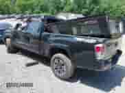2021 Toyota Tacoma SR5 z VIN 3TYDZ5BN1MT002778, wystawiony jako IAAI lot #42591088 z przebiegiem Nie podano mil oraz . Historia ofert i sprzedaży dostępna na DreamBid. Obrazek 3.