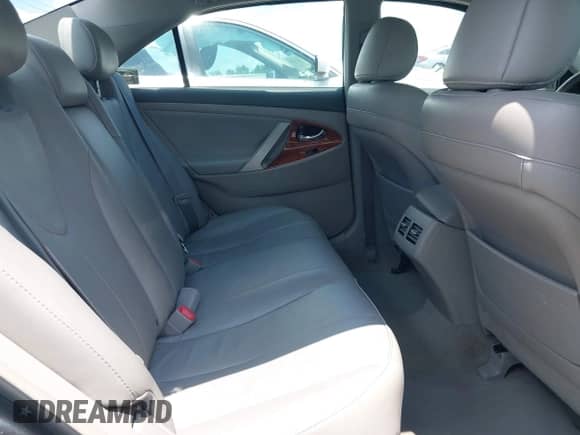 2008 Toyota Camry LE z VIN 4T1BE46K08U754574, wystawiony jako IAAI lot #42773931 z przebiegiem 117 477 mil mil oraz . Historia ofert i sprzedaży dostępna na DreamBid. Obrazek 8.