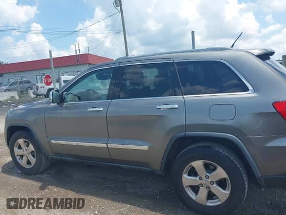 2012 Jeep Grand Cherokee Limited z VIN 1C4RJEBGXCC290696, wystawiony jako IAAI lot #42753634 z przebiegiem 205 808 mil mil oraz . Historia ofert i sprzedaży dostępna na DreamBid. Obrazek 14.