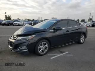 2018 Chevrolet Cruze LT z VIN 1G1BE5SM1J7132287, wystawiony jako Copart lot #84811955 z przebiegiem 112 064 mil mil oraz Szkoda całkowita • Salvage title. Historia ofert i sprzedaży dostępna na DreamBid. Obrazek 1.
