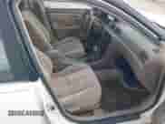 1998 Toyota Camry LE z VIN 4T1BG22K5WU381145, wystawiony jako IAAI lot #42436786 z przebiegiem 294 365 mil mil oraz . Historia ofert i sprzedaży dostępna na DreamBid. Obrazek 5.