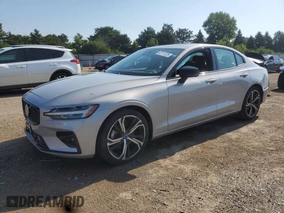 2024 Volvo S60 Core Dark Theme z VIN 7JRL12TK6RG316320, wystawiony jako Copart lot #62111225 z przebiegiem 19 166 mil mil oraz Szkoda całkowita • Salvage title. Historia ofert i sprzedaży dostępna na DreamBid. Obrazek 1.