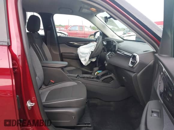 2025 Chevrolet TrailBlazer LS with VIN KL79MMSL7SB167972, listed as a IAAI auction lot 42145152 with 626 mi miles and . Bid and sale history available at DreamBid. Image 5.