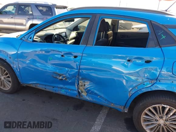 2018 Hyundai Kona SEL z VIN KM8K6CAA5JU148747, wystawiony jako IAAI lot #42974451 z przebiegiem 92 209 mil mil oraz . Historia ofert i sprzedaży dostępna na DreamBid. Obrazek 6.