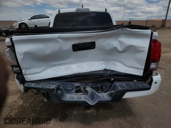 2018 Toyota Tacoma SR z VIN 3TMCZ5AN3JM164612, wystawiony jako Copart lot #70181335 z przebiegiem 134 510 mil mil oraz Szkoda całkowita • Salvage title. Historia ofert i sprzedaży dostępna na DreamBid. Obrazek 6.