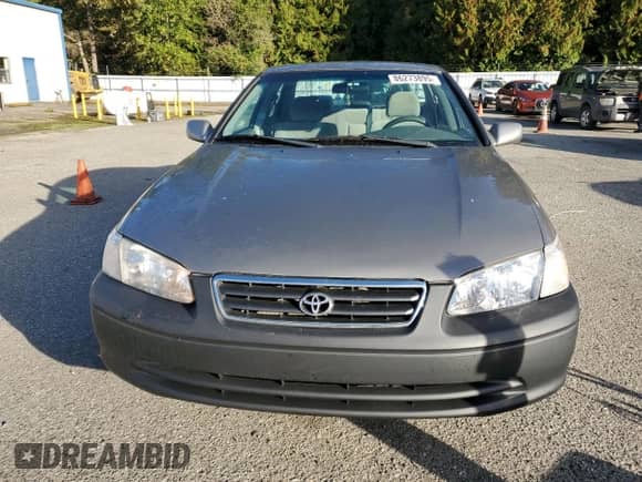 2001 Toyota Camry LE z VIN 4T1BG22K11U034601, wystawiony jako Copart lot #86273895 z przebiegiem 141 671 mil mil oraz Szkoda całkowita • Salvage title. Historia ofert i sprzedaży dostępna na DreamBid. Obrazek 5.