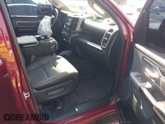 2020 Ram 1500 Big Horn z VIN 1C6RREFT5LN276328, wystawiony jako IAAI lot #42487752 z przebiegiem 95 244 mil mil oraz . Historia ofert i sprzedaży dostępna na DreamBid. Obrazek 5.