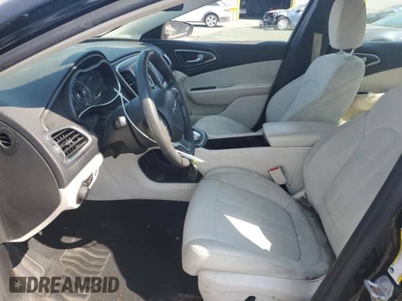 2015 Chrysler 200 LX with VIN 1C3CCCFBXFN732506, listed as a Copart auction lot 68717025 with 118,201 mi miles and Clean title. Bid and sale history available at DreamBid. Image 7.