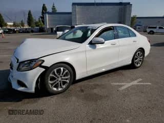 2015 Mercedes-Benz C 300 z VIN 55SWF4JB3FU062856, wystawiony jako Copart lot #67763215 z przebiegiem 138 932 mil mil oraz Szkoda całkowita • Salvage title. Historia ofert i sprzedaży dostępna na DreamBid. Obrazek 1.