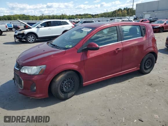 2018 Chevrolet Sonic Premier z VIN 1G1JF6SB7J4100605, wystawiony jako Copart lot #80635325 z przebiegiem Nie podano mil oraz Czysty tytuł • Clean title. Historia ofert i sprzedaży dostępna na DreamBid. Obrazek 1.
