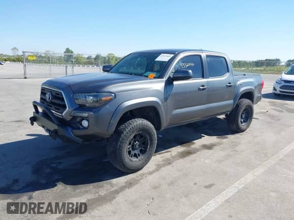 2017 Toyota Tacoma SR5 z VIN 3TMCZ5AN9HM105459, wystawiony jako IAAI lot #43321840 z przebiegiem 220 881 mil mil oraz . Historia ofert i sprzedaży dostępna na DreamBid. Obrazek 16.