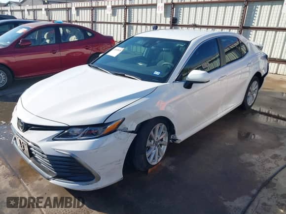 2021 Toyota Camry LE z VIN 4T1C11AKXMU406376, wystawiony jako IAAI lot #43445870 z przebiegiem 28 448 mil mil oraz . Historia ofert i sprzedaży dostępna na DreamBid. Obrazek 2.