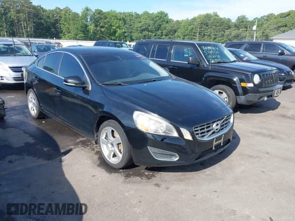 2013 Volvo S60 T5 Premier z VIN YV1612FS0D1213942, wystawiony jako IAAI lot #42667474 z przebiegiem 175 094 mil mil oraz . Historia ofert i sprzedaży dostępna na DreamBid. Obrazek 1.