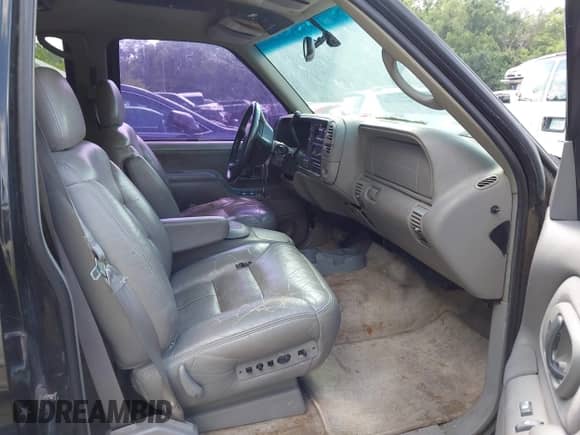 1999 Chevrolet Suburban z VIN 3GNFK16R1XG188363, wystawiony jako IAAI lot #42725689 z przebiegiem 411 660 mil mil oraz . Historia ofert i sprzedaży dostępna na DreamBid. Obrazek 5.