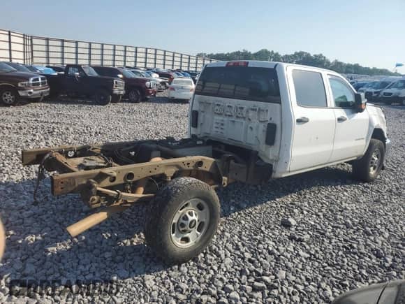 2017 Chevrolet Silverado 2500HD Work Truck z VIN 1GB1CUEG4HF202250, wystawiony jako Copart lot #58147605 z przebiegiem 119 102 mil mil oraz Szkoda całkowita • Salvage title. Historia ofert i sprzedaży dostępna na DreamBid. Obrazek 3.